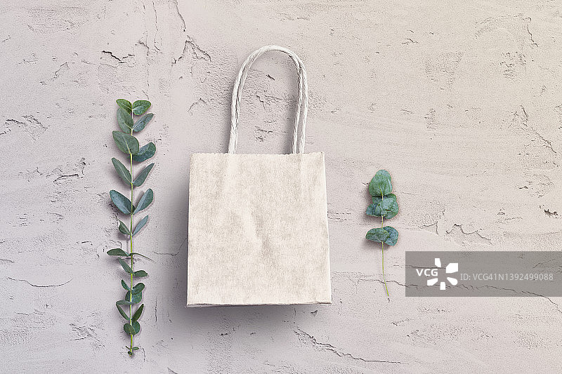 灰色背景下的棉布手提袋。顶部视图。模板。样机图片素材
