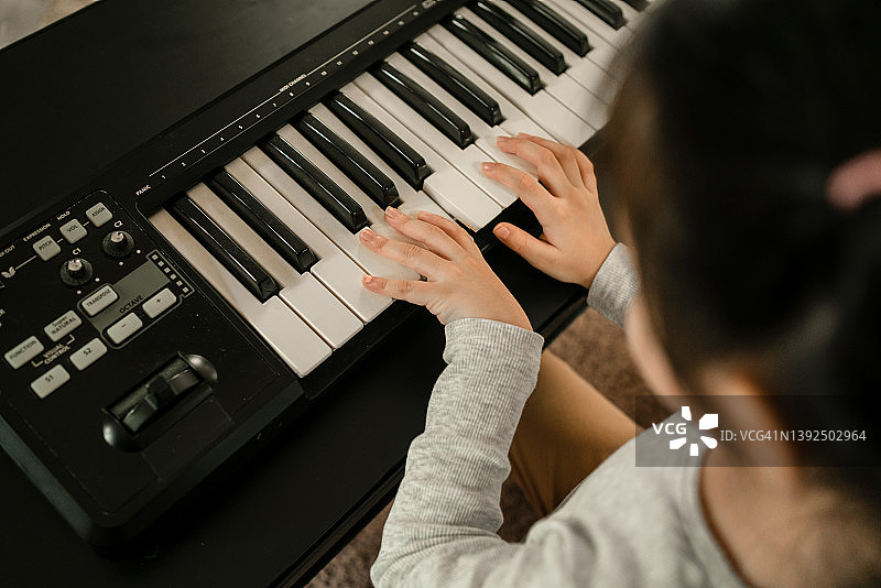 女孩喜欢弹钢琴图片素材