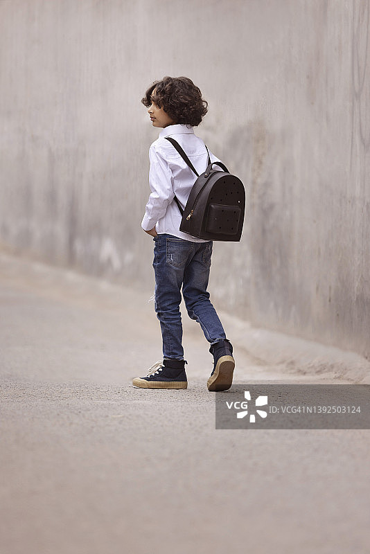 小学生走在去学校路上的背影图片素材