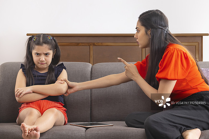 母亲在家中训斥女儿图片素材