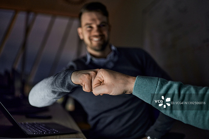 办公室碰拳！图片素材