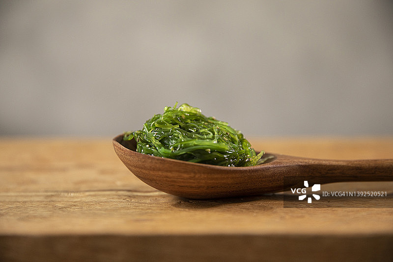 天然木材背景上的裙带菜图片素材