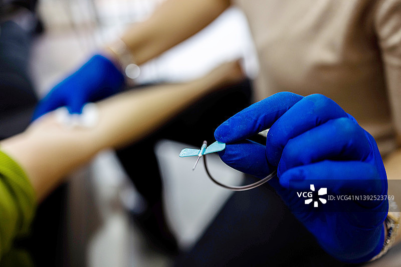 在医院献血站献血的女人图片素材