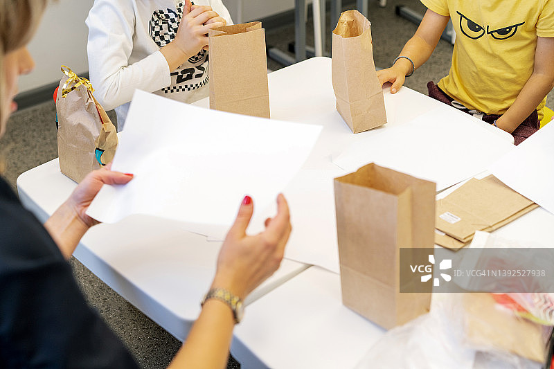 学前班儿童手工课图片素材