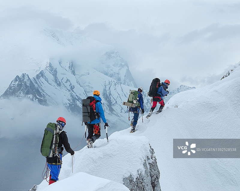 冬季登山图片素材