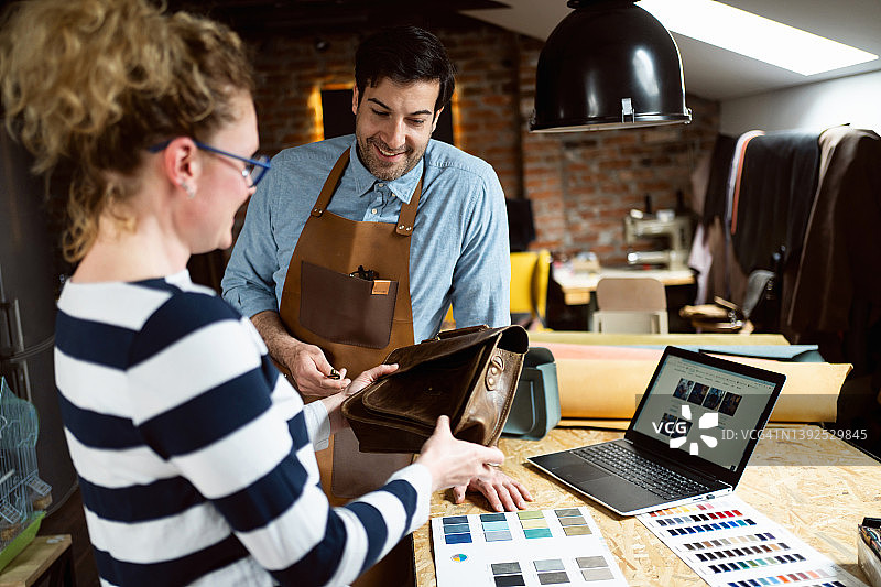 裁缝向女顾客展示几款包袋设计图片素材