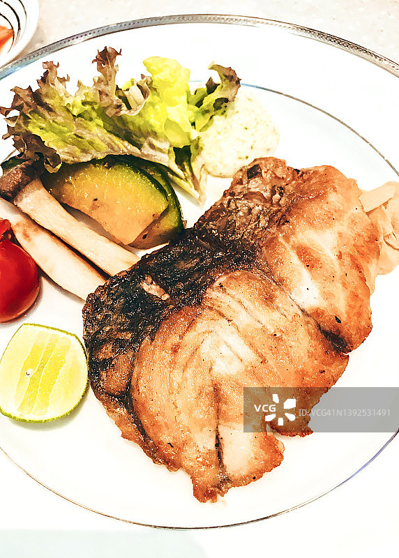 配菜鱼排特写图片素材