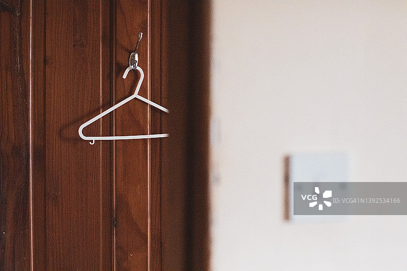 门上的衣架图片素材