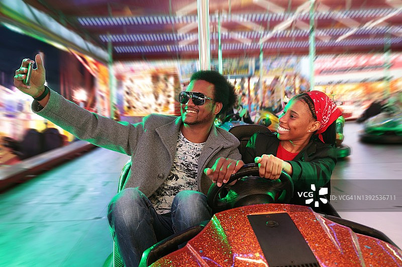 碰碰车上的混血夫妇图片素材