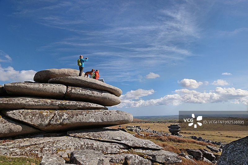 康沃尔郡花岗岩露头顶上的情侣图片素材