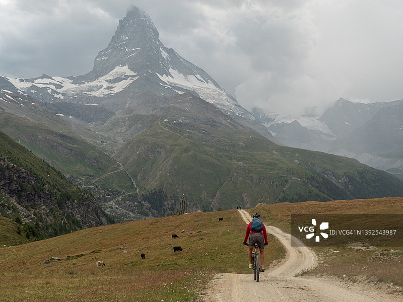 山地自行车手在瑞士的泥土小路上骑行图片素材