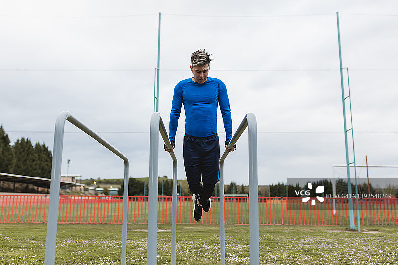 年轻男人户外练习徒手健身图片素材