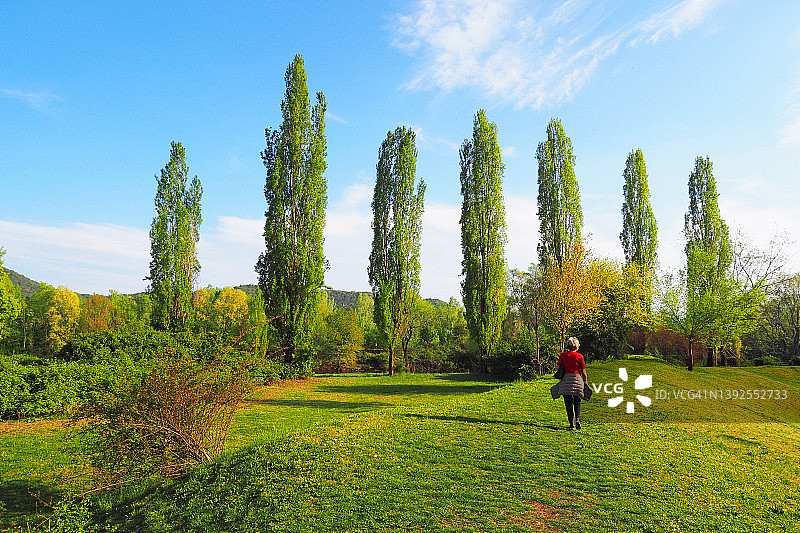 在草地上行走的老人图片素材
