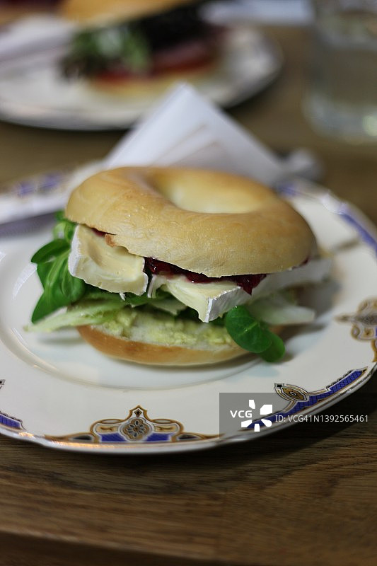 布里奶酪蔓越莓贝果图片素材