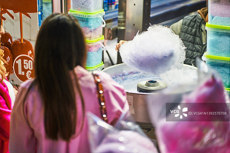 棉花糖机旁的女士图片素材