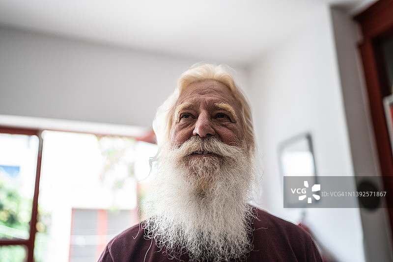 年长的男人在家若有所思地看向远方图片素材
