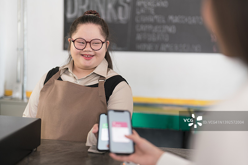 咖啡店的非接触式支付图片素材