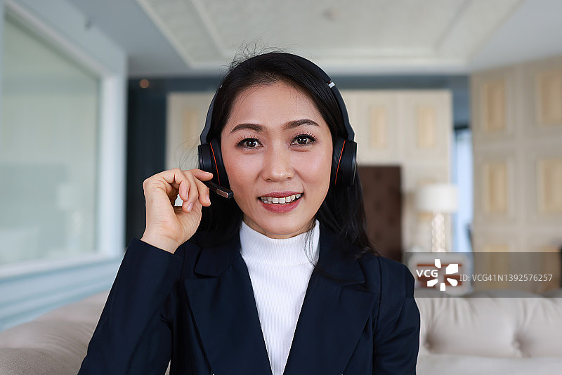 商务旅行期间在酒店参加在线会议的商务女性图片素材