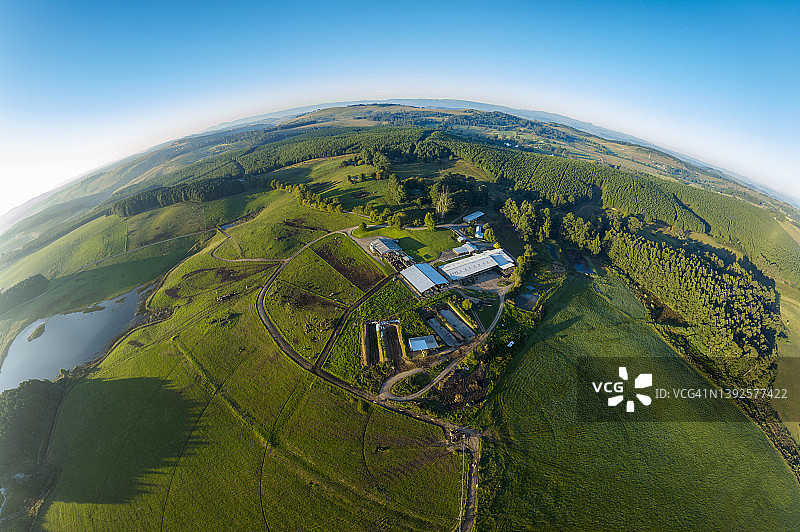 美丽乡村奶牛场的鱼眼视角，牲畜排放温室气体加剧气候变化图片素材