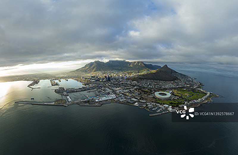 壮观的开普敦体育场、海滨、市中心、桌山、狮头峰、信号山航拍景观，南非开普敦图片素材