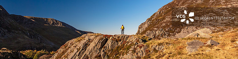 斯诺多尼亚崎岖地形与女性徒步者全景图片素材
