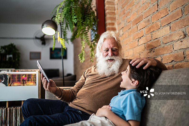 年长的男人在家与孙子交谈图片素材
