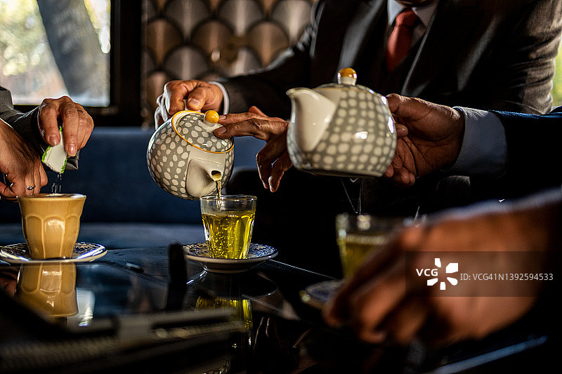 商务人士坐在咖啡馆喝茶和咖啡图片素材