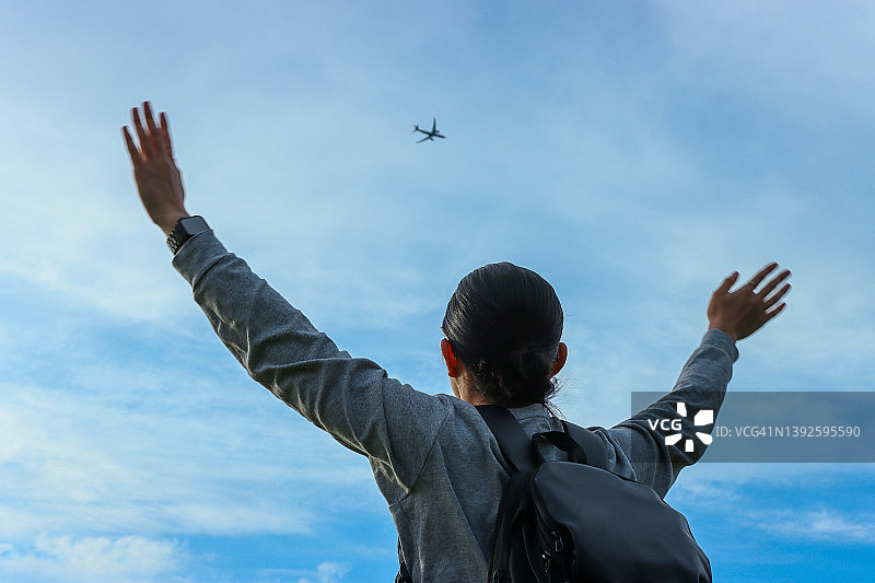 年轻男人抵达或准备出发度假图片素材