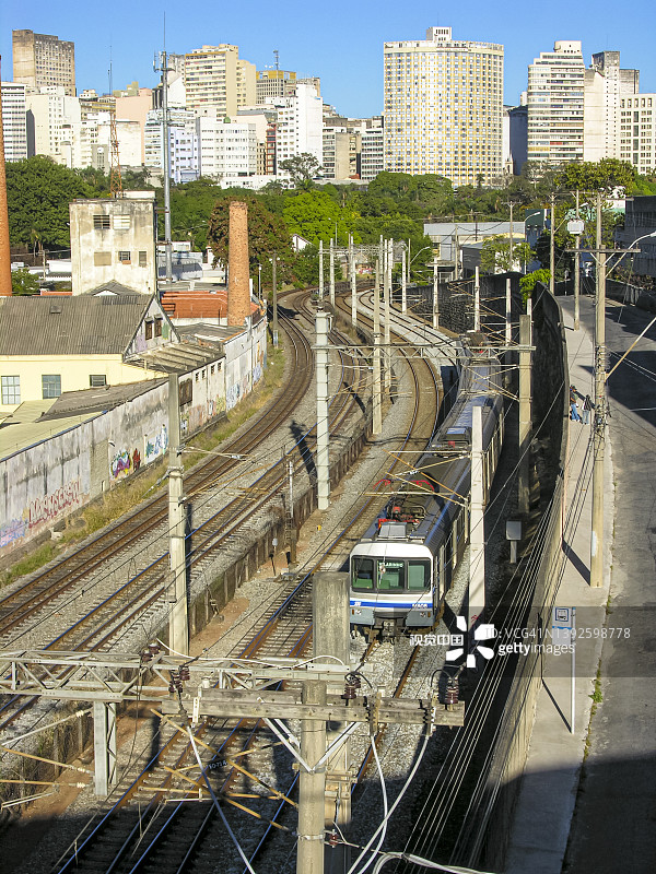 贝洛奥里藏特市的地面地铁，有树木、蓝天以及住宅和商业建筑图片素材