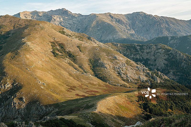 法国科西嘉岛翁达和维扎沃纳之间美丽的科西嘉山脉，GR20图片素材