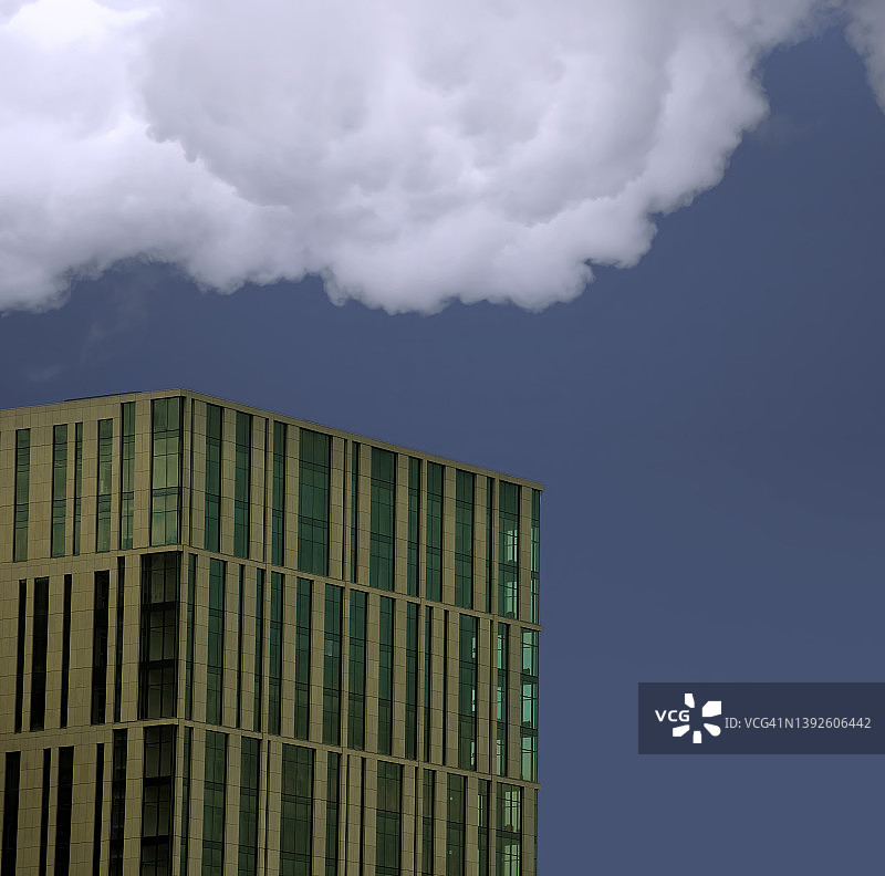 摩天大楼上空的云图片素材