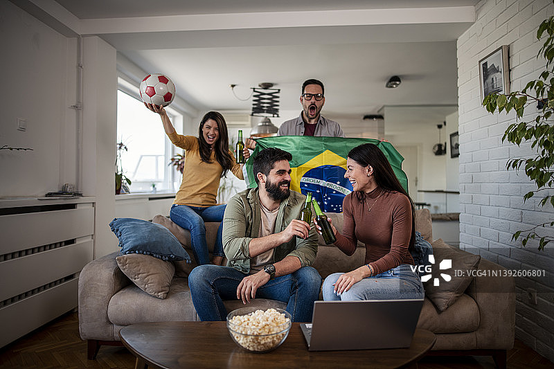 球迷在电视上看足球比赛图片素材