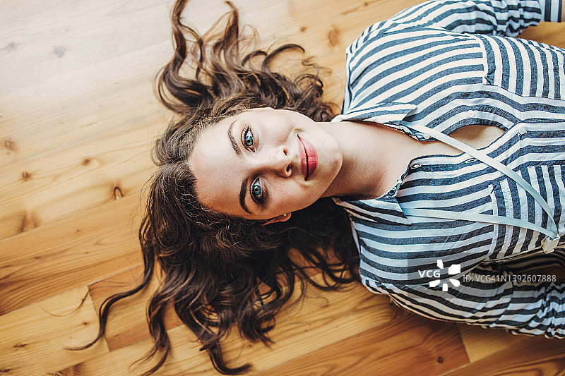 蓝眼睛的微笑女人肖像图片素材