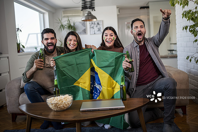 球迷在电视上看足球比赛图片素材