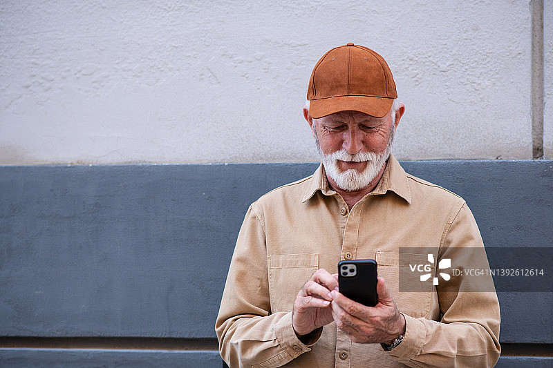 街上查看手机的年长男人图片素材