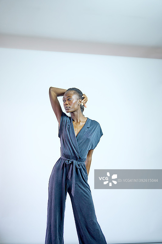 白色背景上的年轻女子四分之三身长照图片素材