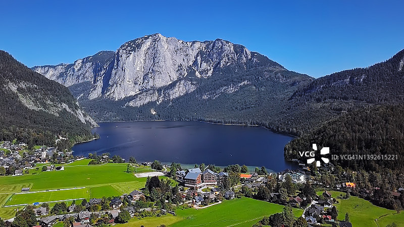奥地利施蒂利亚州萨尔茨卡默古特湖区阿尔陶塞湖鸟瞰图图片素材