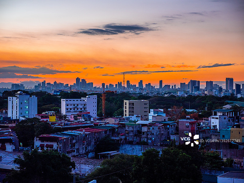 从菲律宾曼达卢永市眺望马尼拉摩天大楼的日落景色图片素材