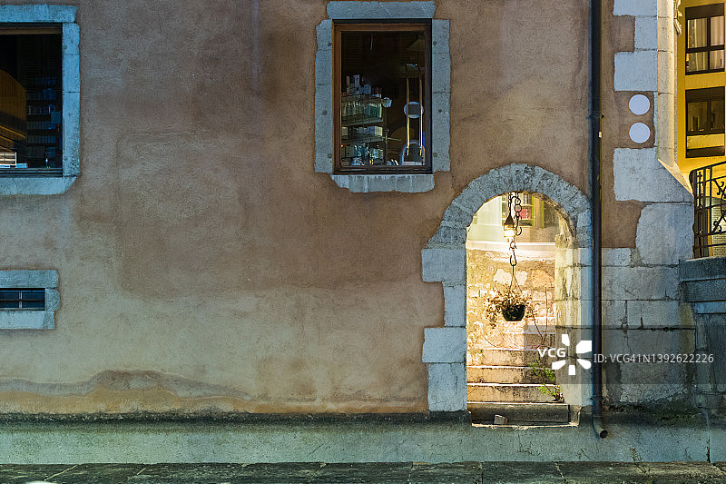 法国阿讷西：夜幕下蒂乌河畔的精美建筑图片素材