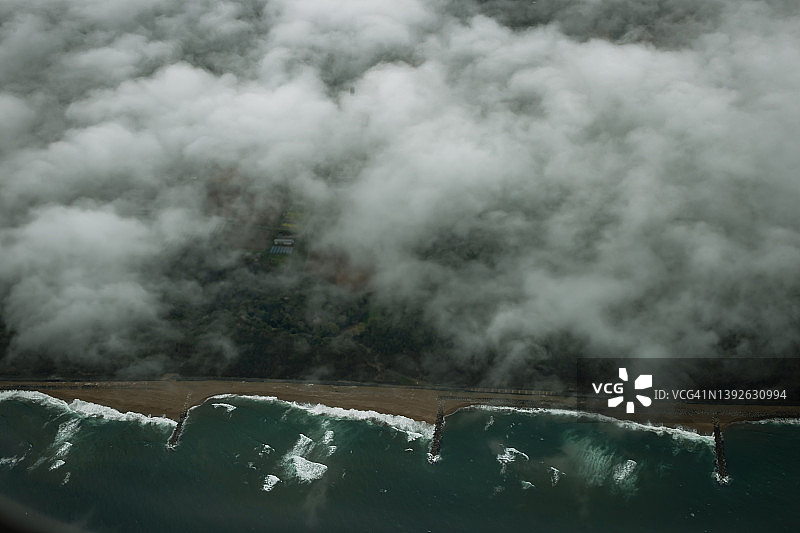 飞机着陆前舷窗视角图片素材