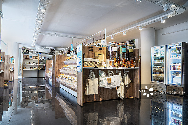 白天摆满有机产品的木制货架的零浪费商店内景图片素材