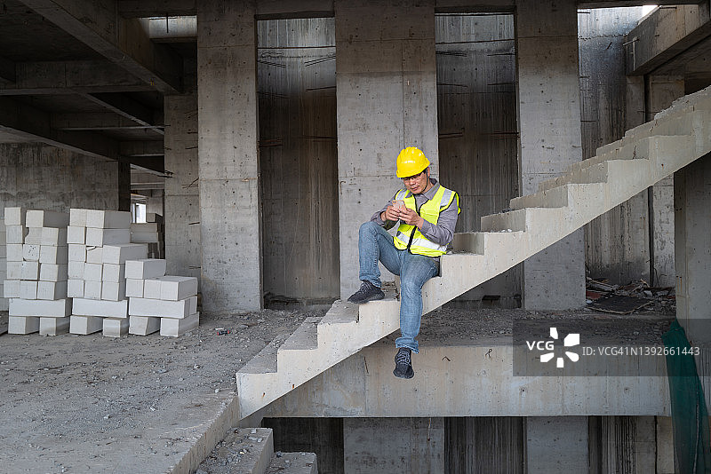 工程师在施工现场打电话图片素材