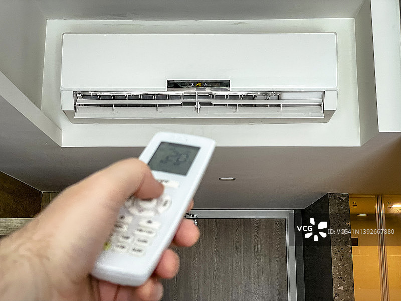 男人在豪华酒店度假村用手指向空调开关图片素材