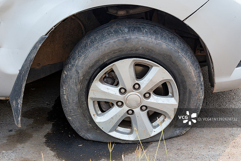 道路上的扁平轮胎图片素材