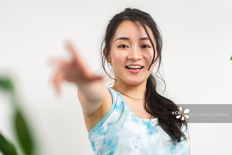 年轻美丽的亚洲女子运动装肖像图片素材