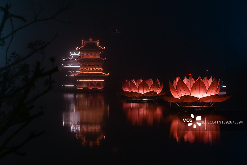 越南宁平吉兰湖迷雾之夜图片素材