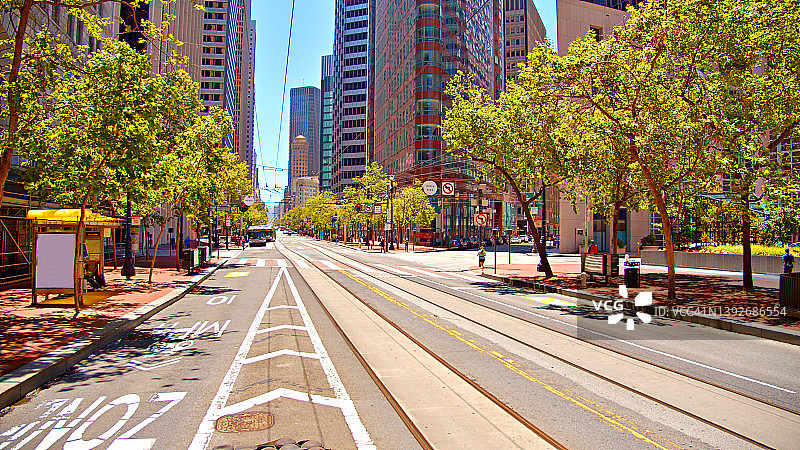 现代金融区：自然与企业商务图片素材