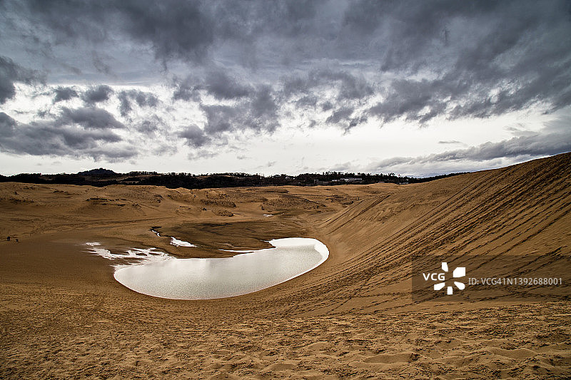 日本鸟取沙丘上空的壮丽冬日天空图片素材