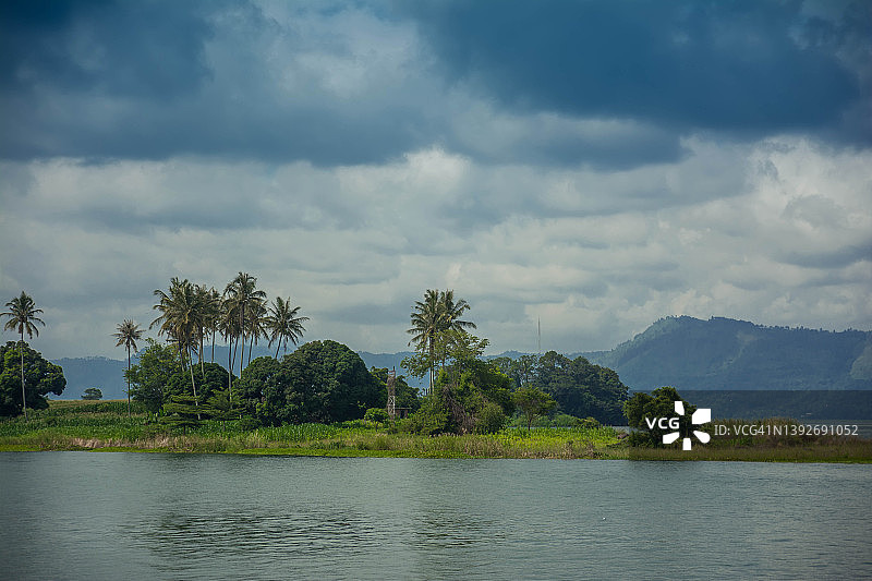 多巴湖中央的小岛陶岛图片素材