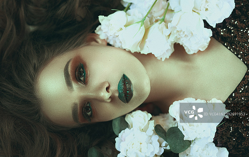 鲜花簇拥下的迷人妆容时尚模特图片素材